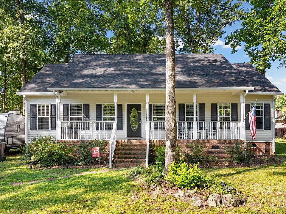 1st image of 210 Pinewood Ln