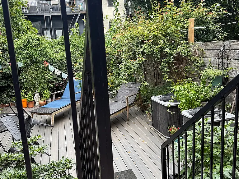 1073 Hancock St #1 — Photo 6