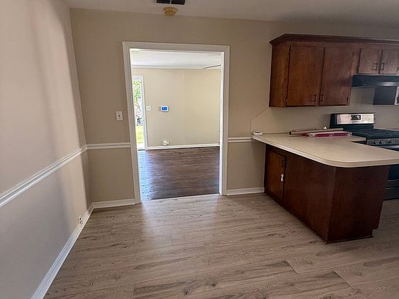 4th image of 2337 Broadway Dr