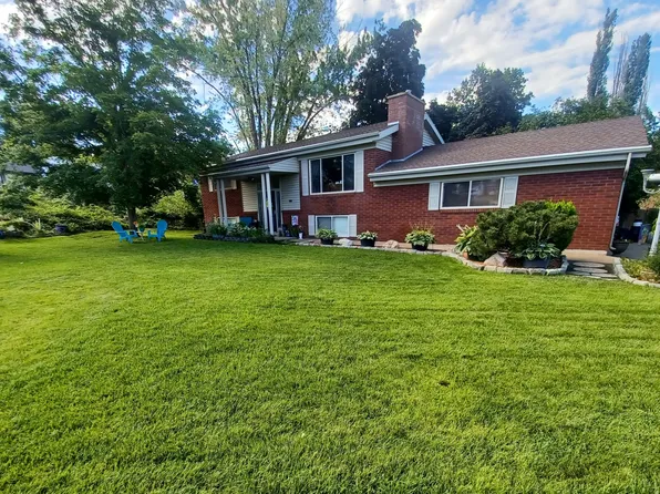 689 E Lavina Dr, South Ogden, UT 84403