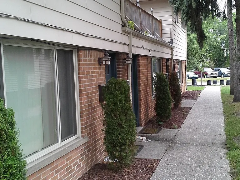 122 N Lafayette Ave — Photo 2