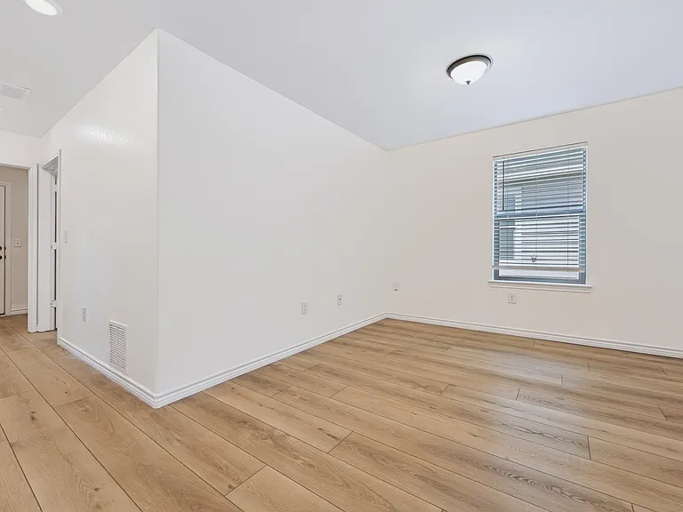 1030 Gruma — Photo 16