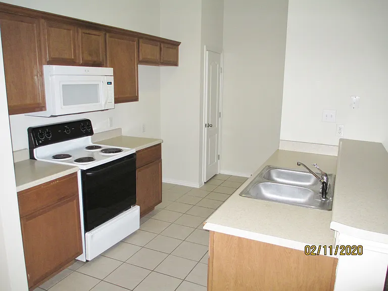 300 Robin St — Photo 2