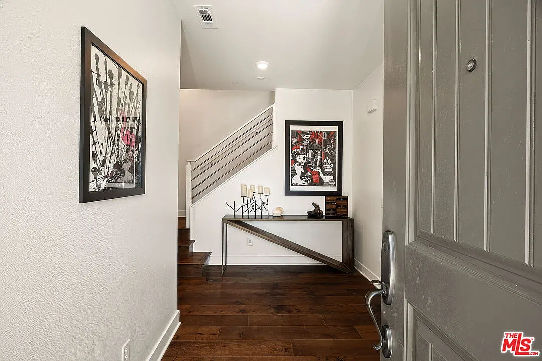 3 bed, 4.0 bath, 2163 sqft, $5,995 — Photo 3