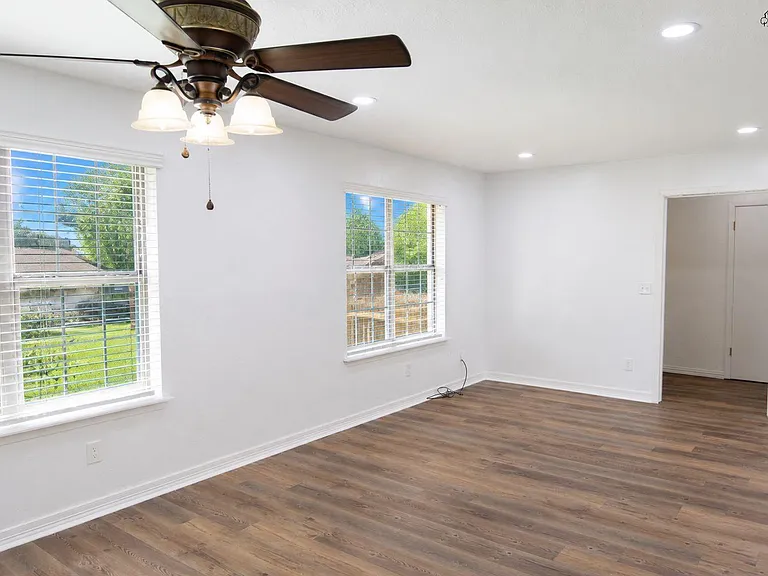 2811 Cromwell Ave — Photo 5