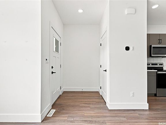 4th image of 115 Rosewood BOULEVARD E
