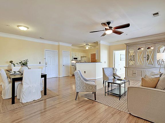 3rd image of 1531 Cambridge Lakes Dr