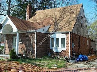 127 Steamboat Rd, Great Neck, NY 11024