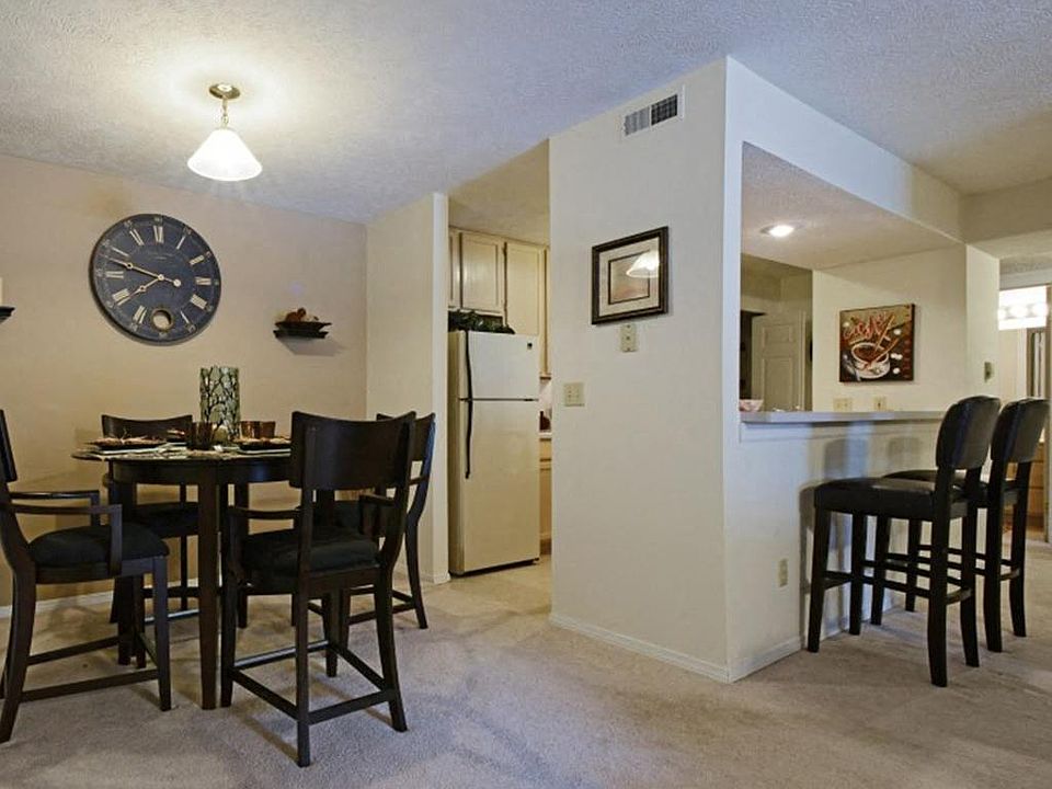 Oakbrook Court | Dining Area