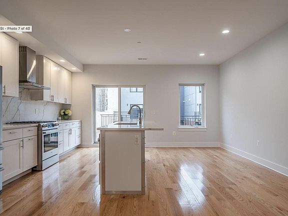 4th image of 237 Tasker St