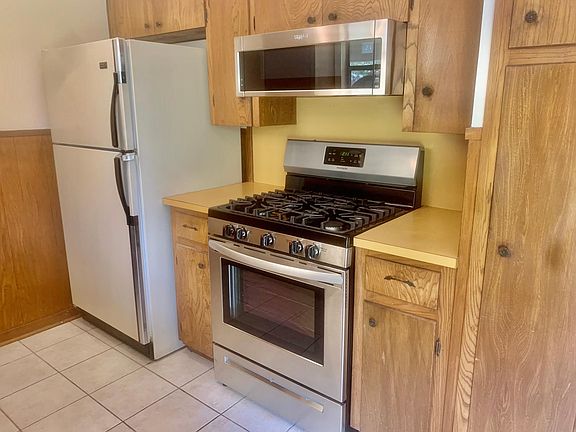 NOTE: Refrigerator is Stainless
Steel, NOT White as picture shows.