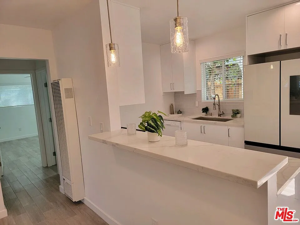 2 bed, 2.0 bath, 850 sqft, $4,800 — Photo 4