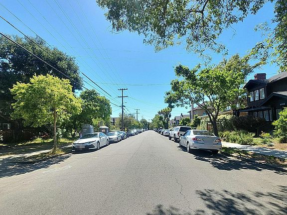 4th image of 2742 Webster St