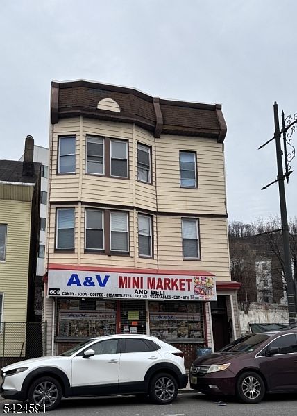 1st image of 608 Main St