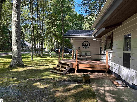 5th image of 2479 Valley Rd