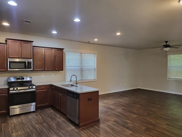 42 Laurel Dr E — Photo 4