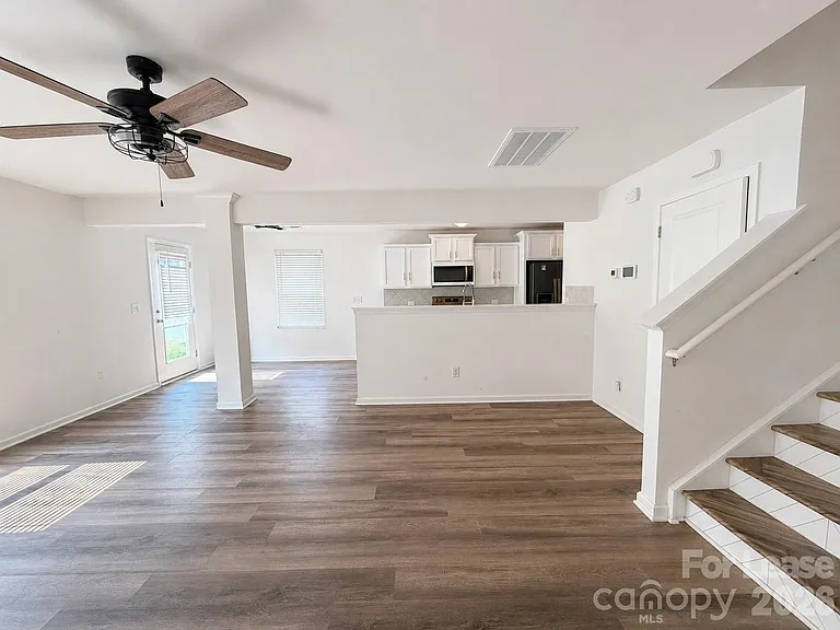 3220 Capitol Dr — Photo 6