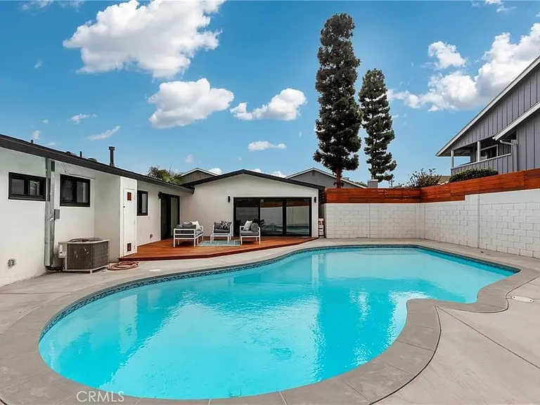 335 University Dr — Photo 22