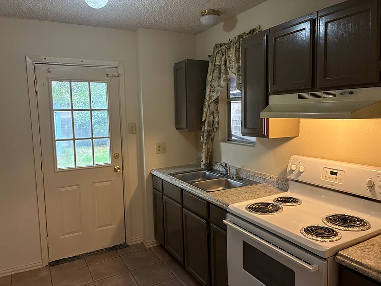 1219 Truman Ln — Photo 16