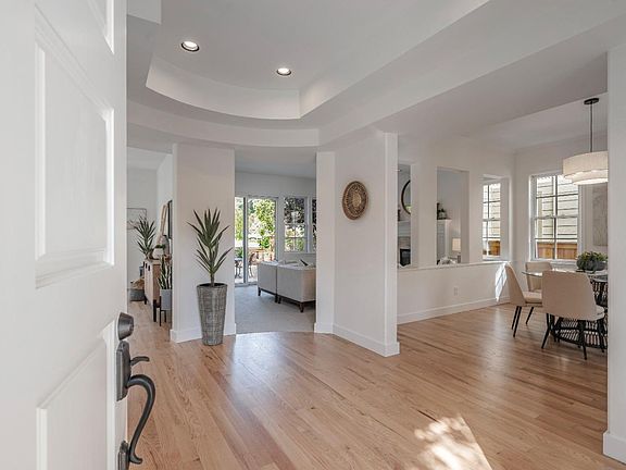 5th image of 10 Edgewater Court