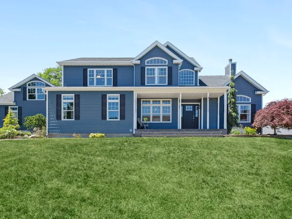 25 Ashley Cir, Manorville, NY 11949