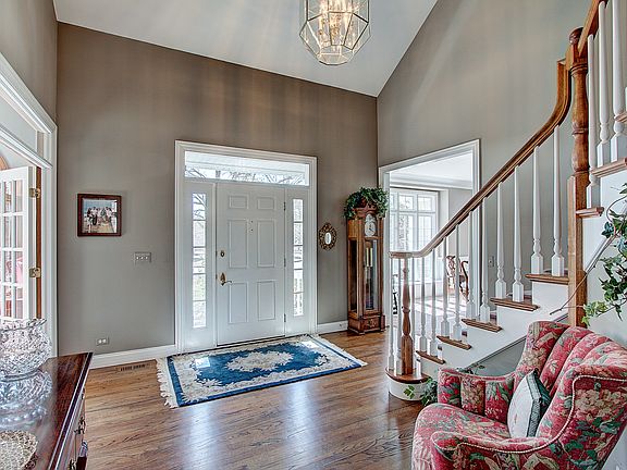 5th image of 319 Carriage Hill Cir