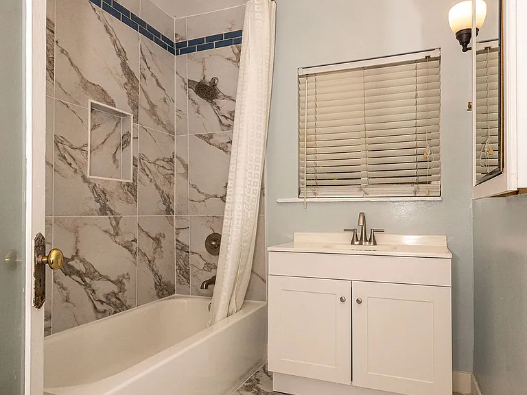 812 N June St — Photo 28