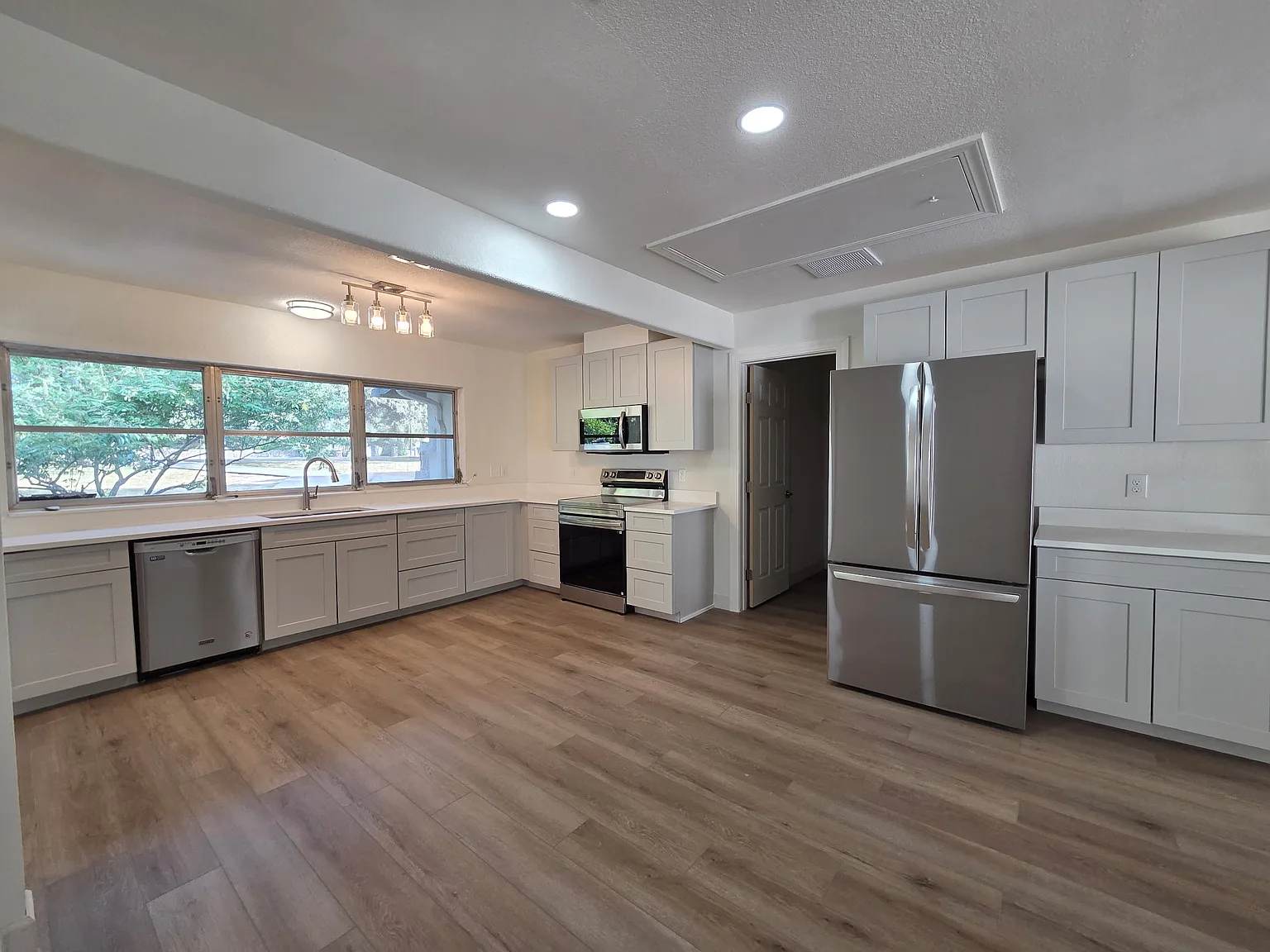 7 bed, 4172 sqft, $4,750 — Photo 2
