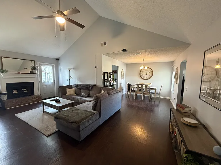 708 Woods Ct — Photo 2