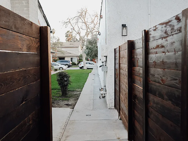 Access towards 25th St. behind front units