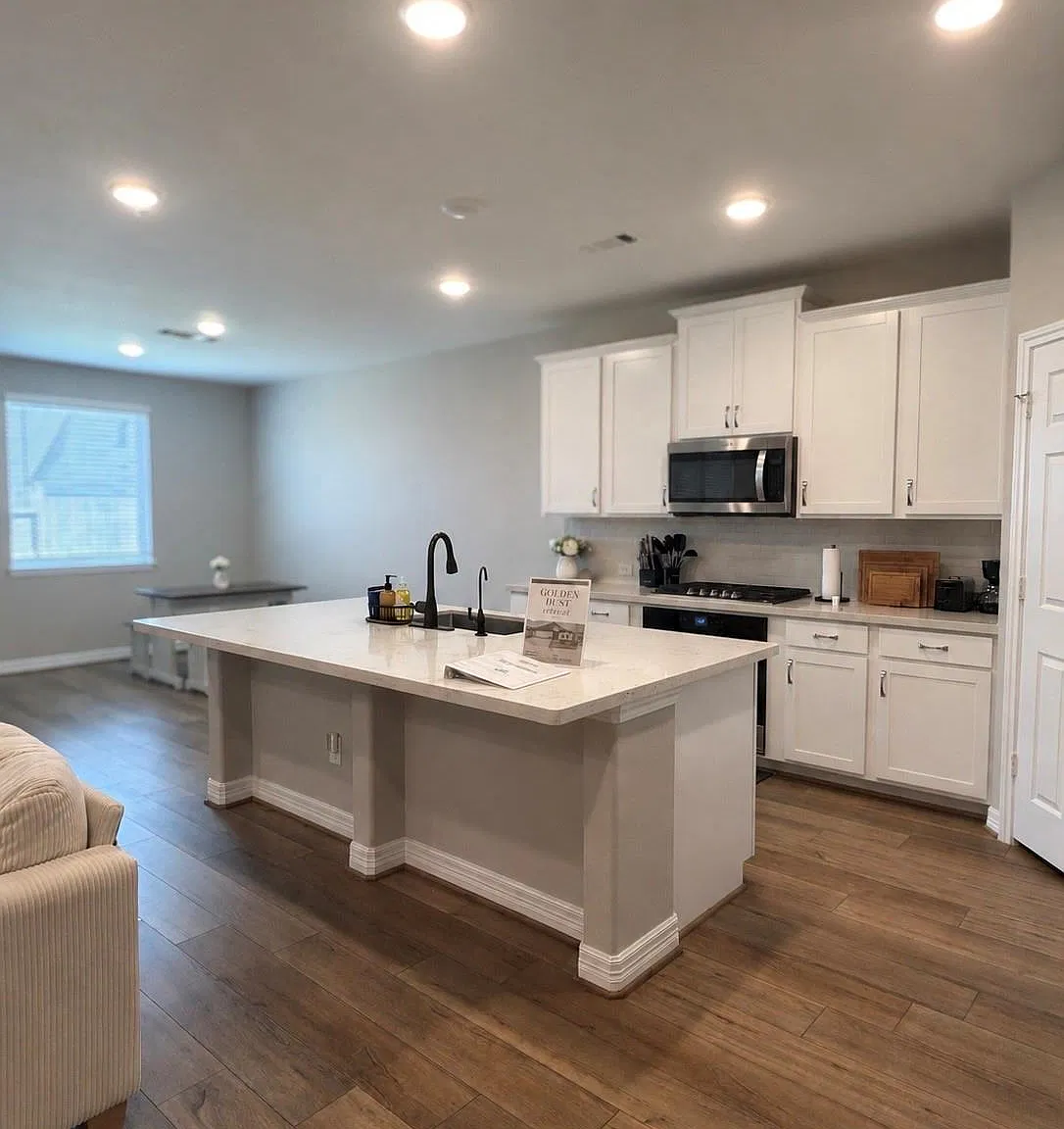 3 bed, 2.0 bath, 2007 sqft, $2,400 — Photo 4