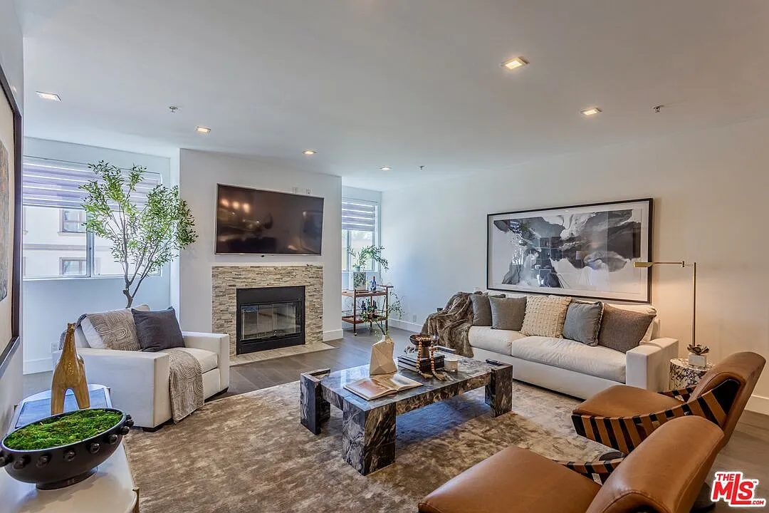 3 bed, 3.0 bath, 2141 sqft, $8,500 — Photo 1