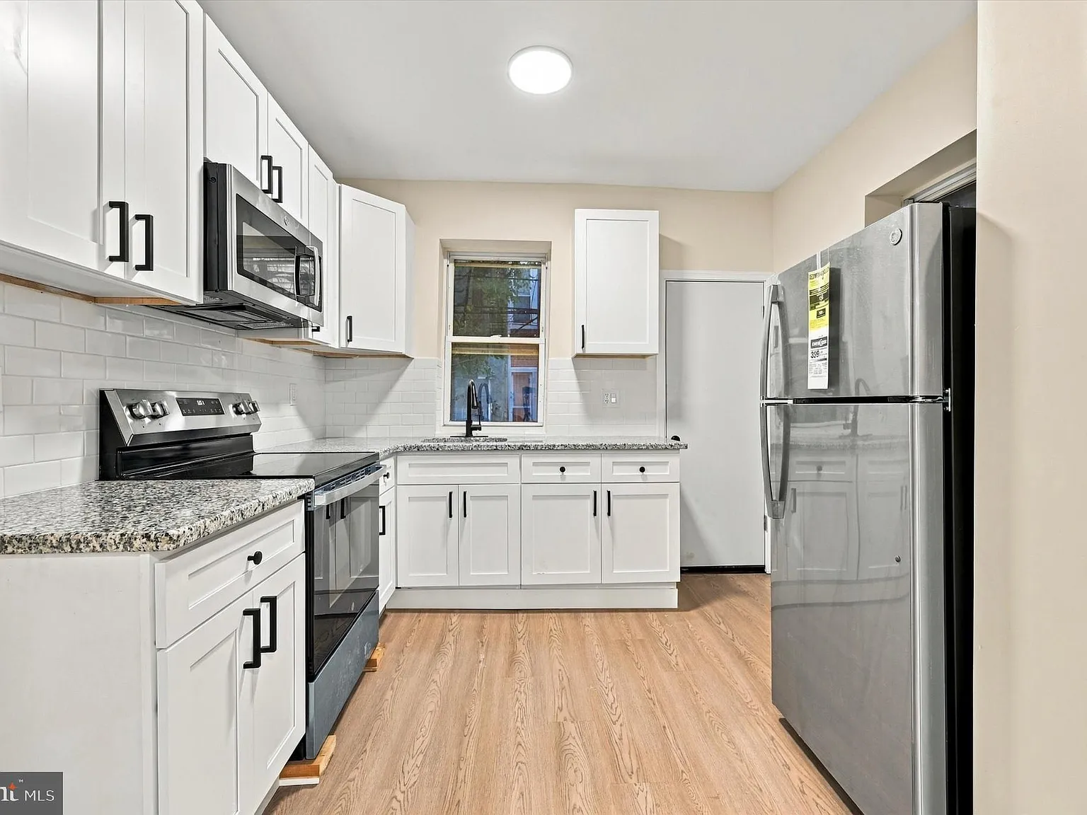 3 bed, 1.5 bath, 1050 sqft, $2,100 — Photo 4