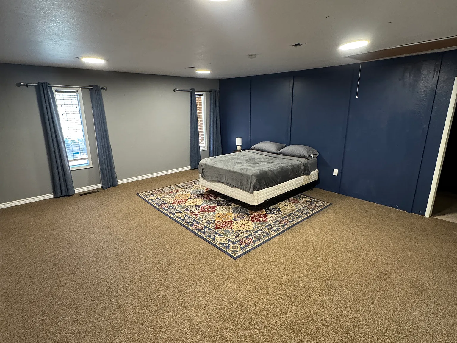 5 bed, 5000 sqft, $975 — Photo 1