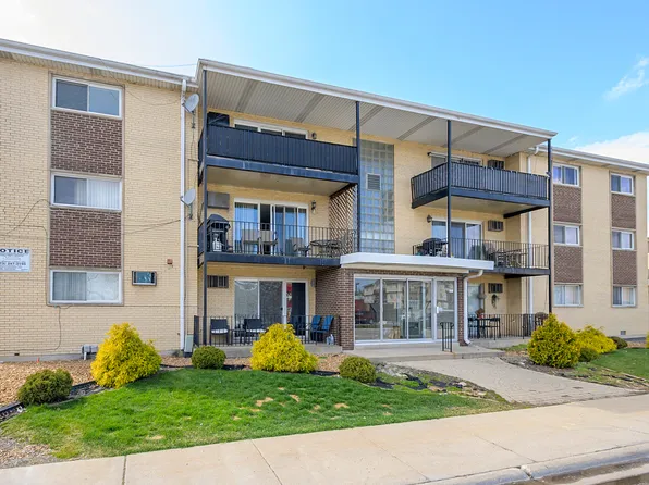 7930 W 95th St APT 2E, Hickory Hills, IL 60457