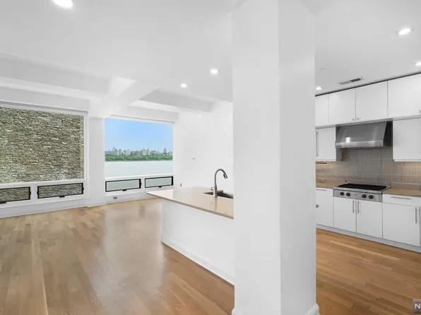 9 Somerset Ln Unit 312, Edgewater, NJ 07020