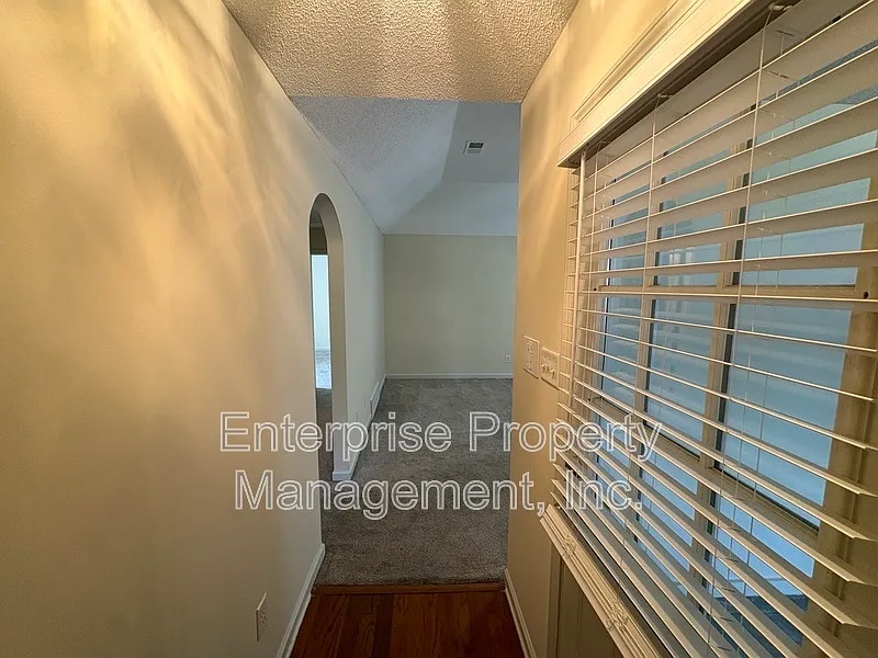 3 bed, 2.0 bath, 1381 sqft, $1,700 — Photo 4
