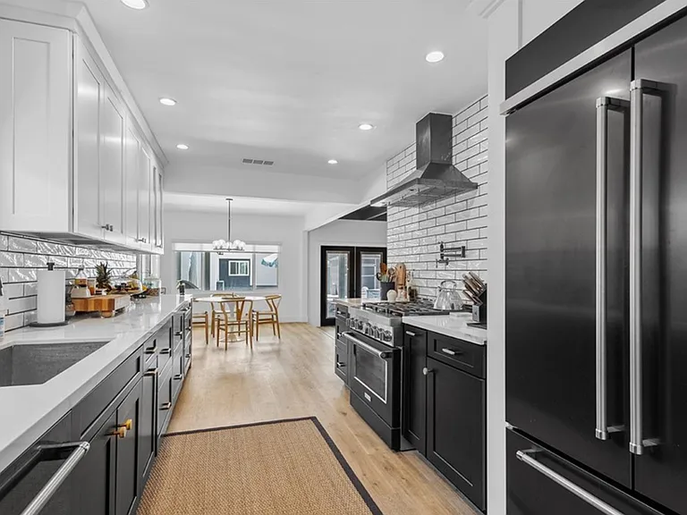 334 W Valencia Ave — Photo 19
