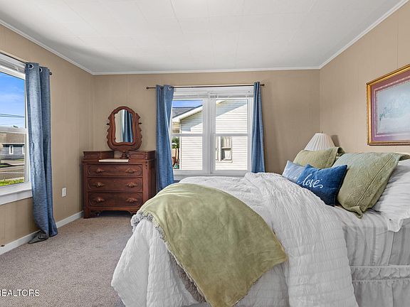 5th image of 902 Fowler St