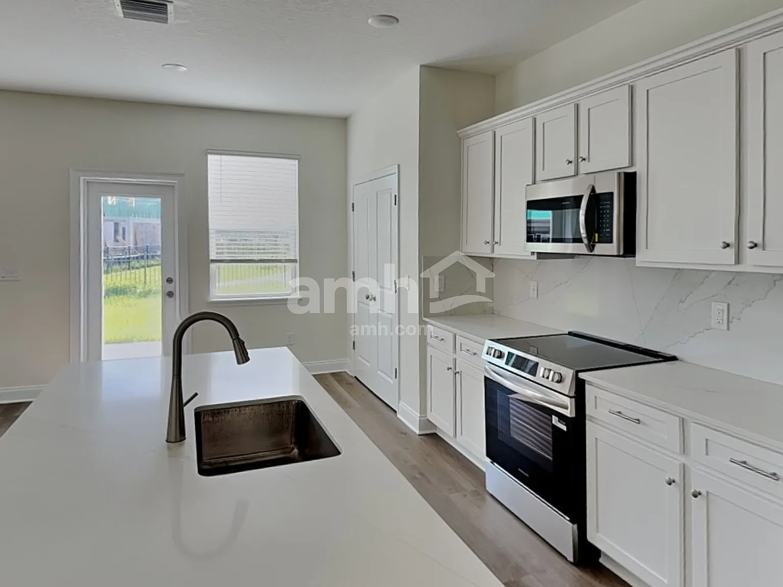 4 bed, 2.5 bath, 1977 sqft, $2,560 — Photo 4