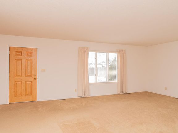 3rd image of 4423 N Wheeling Ave