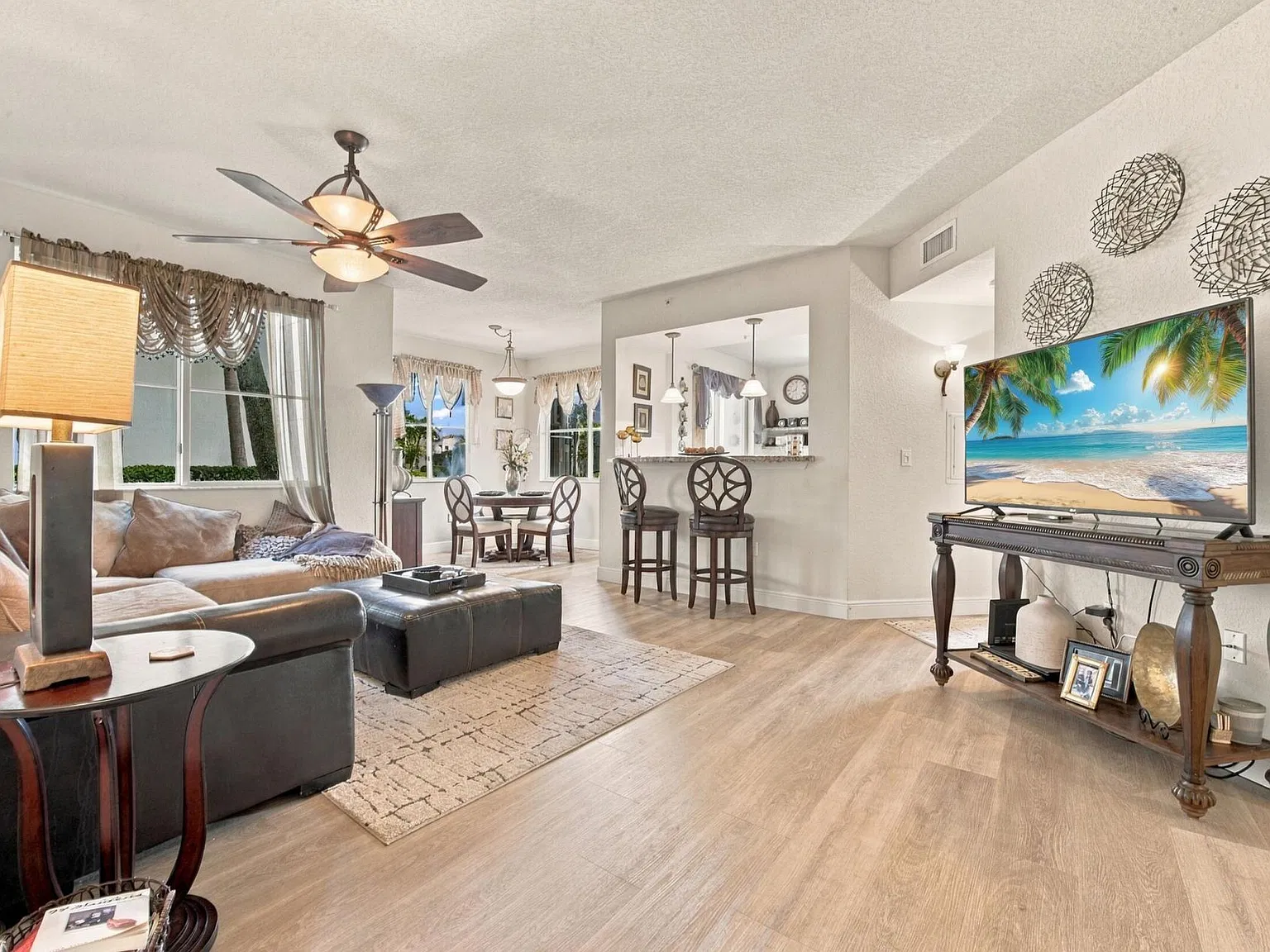 2 bed, 2.0 bath, 1345 sqft, $5,000 — Photo 2