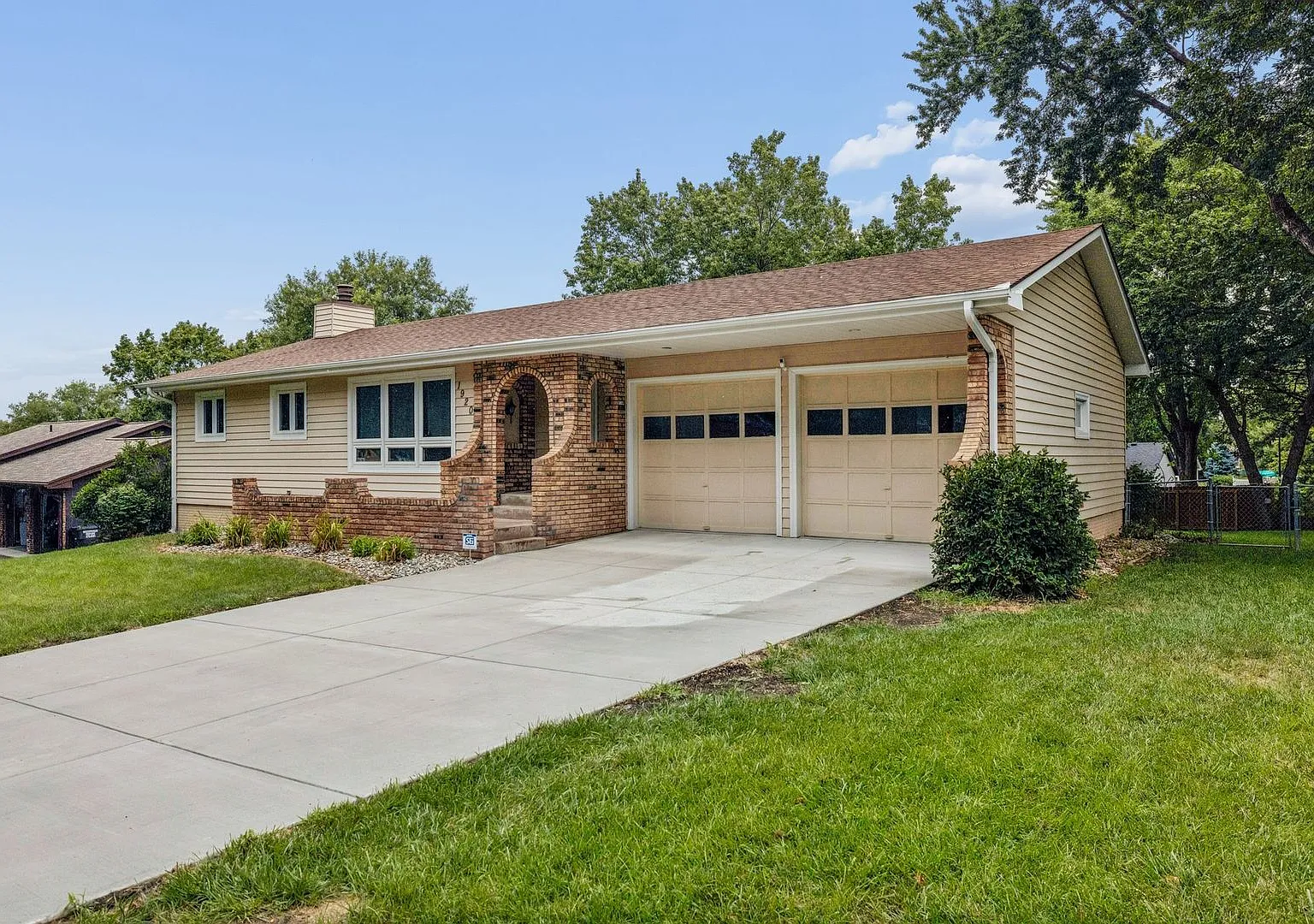 4 Bedroom Lincoln Ranch Home! — Photo 2
