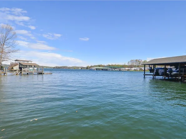 103 Shangrila Ct, Huddleston, VA 24104