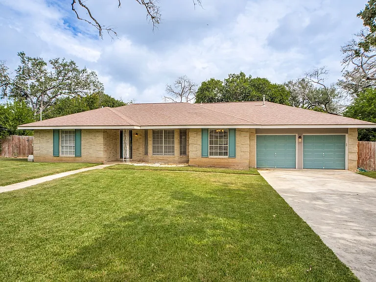 313 Sagecrest Dr — Photo 1