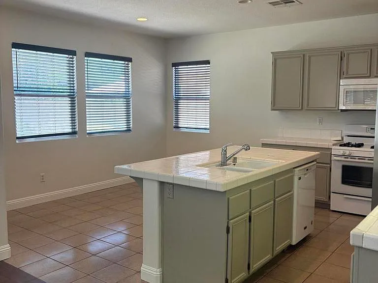28360 Maitland Ln — Photo 6