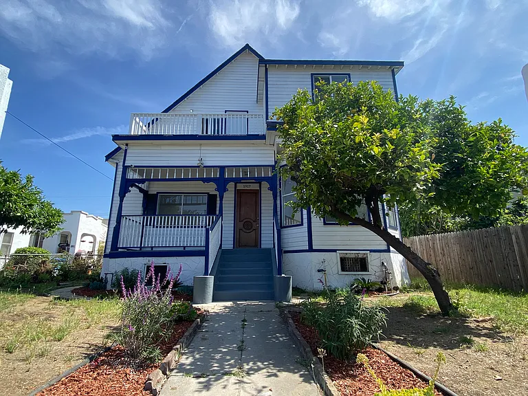 1917 E 2nd St #3 — Photo 8