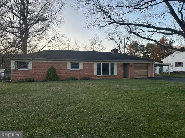 11832 Robinwood Dr, Hagerstown, MD 21742