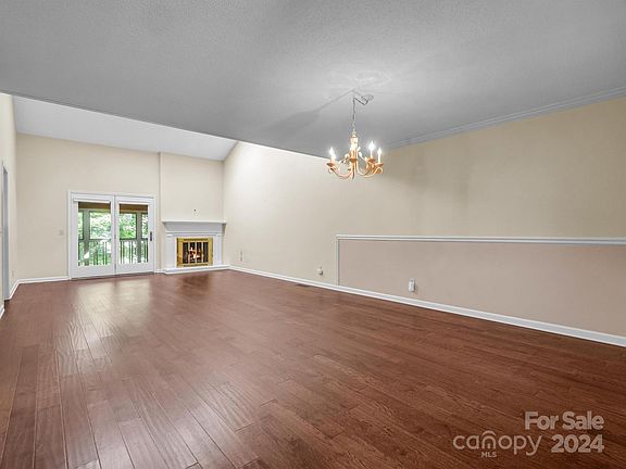 3rd image of 103 Chinquapin Oak Ln