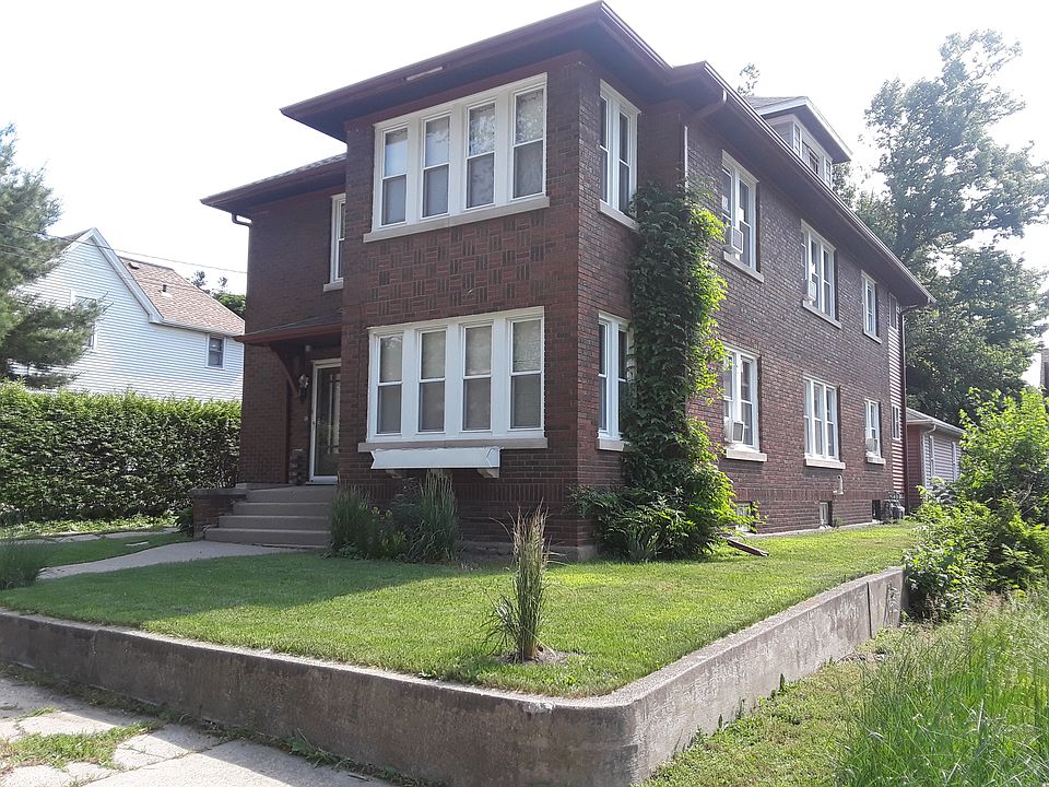 beautiful prarie style brick building